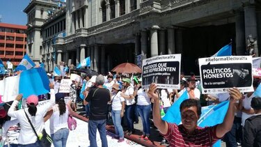 '¡Que renuncien los corruptos!', gritan miles en Guatemala