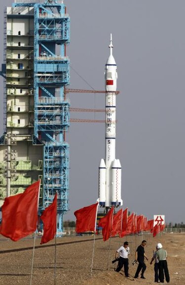 China logra su primer acoplamiento espacial automático en misión tripulada