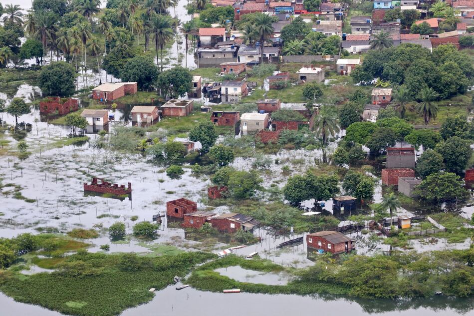 Jair Bolsonaro visita el área afectada por las lluvias en Brasil