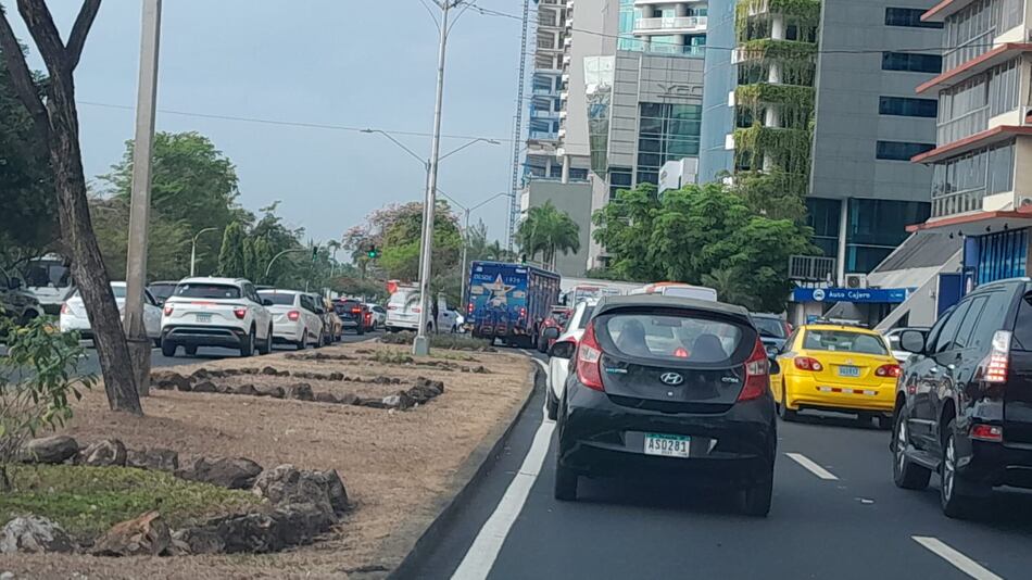 Se registran cierres en algunos puntos de la ciudad y en otras provincias; en otras vías el tráfico es fluido