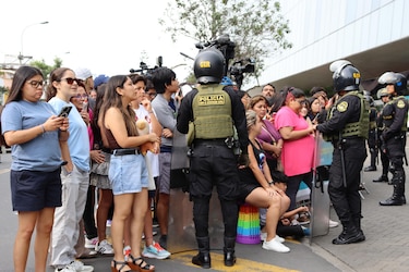 Decenas de fanáticos peruanos desean pronta recuperación de Shakira