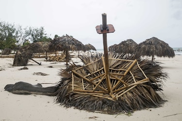 Huracán María derriba postes y árboles en República Dominicana