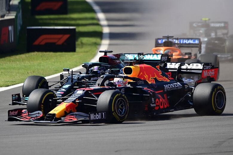 Verstappen gana con autoridad y Hamilton soporta presión de Pérez en GP de México