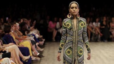 El diseñador Naeem Khan envolvió la pasarela panameña con brillo