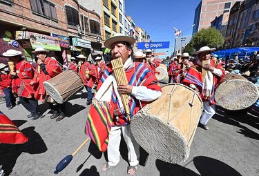 Bolivianos retoman fiestas folclóricas tras más de un año