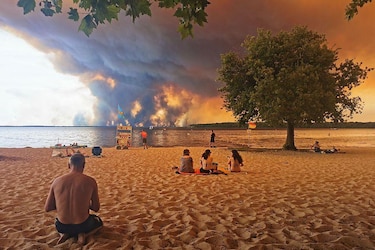 ‘Si me hubiera demorado cinco minutos más, nos habría arrasado’: los testimonios de los afectados por los devastadores incendios en España y Francia