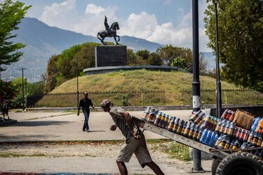 Domingo de aparente tranquilidad permite a los haitianos acudir al mercado o a la iglesia