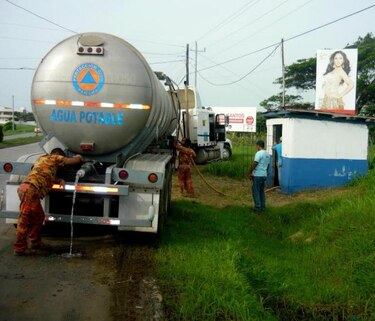 Santeños exigen saneamiento del río La Villa; sigue distribución de agua