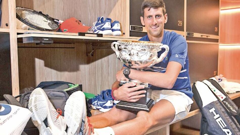 Djokovic no da opción a Nadal y escribe la historia