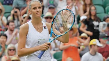 Wozniacki falla; Federer avanza