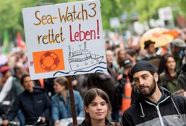 Miles marchan en solidaridad con migrantes y capitana del 'Sea-Watch'