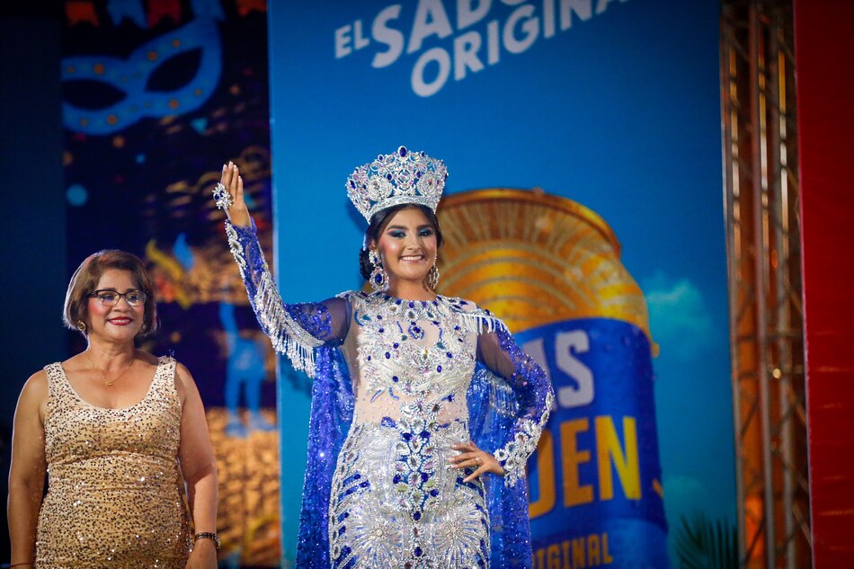 Así fue la coronación de Larissa Michelle Chang González, como la soberana del carnaval de Santiago