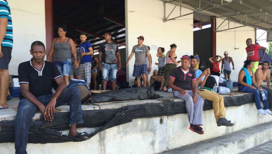 Trasladan a 250 cubanos desde Paso Canoas hacia hoteles en David