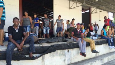 Trasladan a 250 cubanos desde Paso Canoas hacia hoteles en David