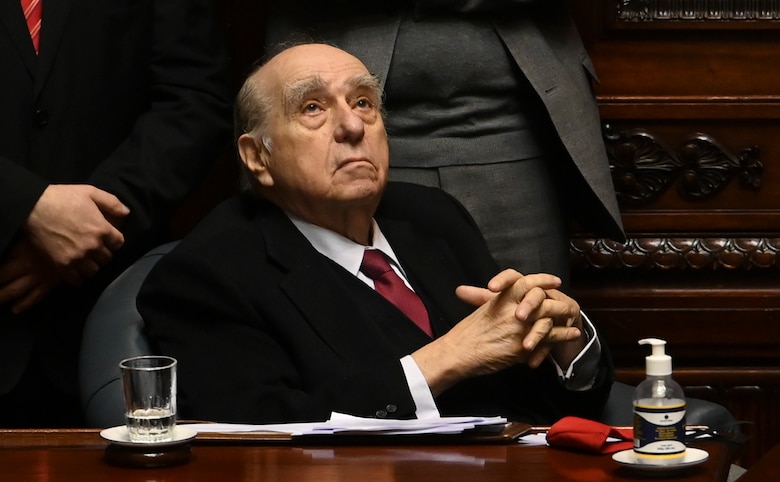 Los expresidentes José Mujica y Julio María Sanguinetti dejan el senado en Uruguay