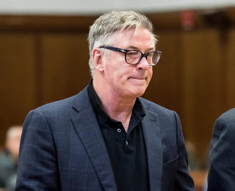 La Fiscalía estadounidense rebaja los cargos contra Alec Baldwin