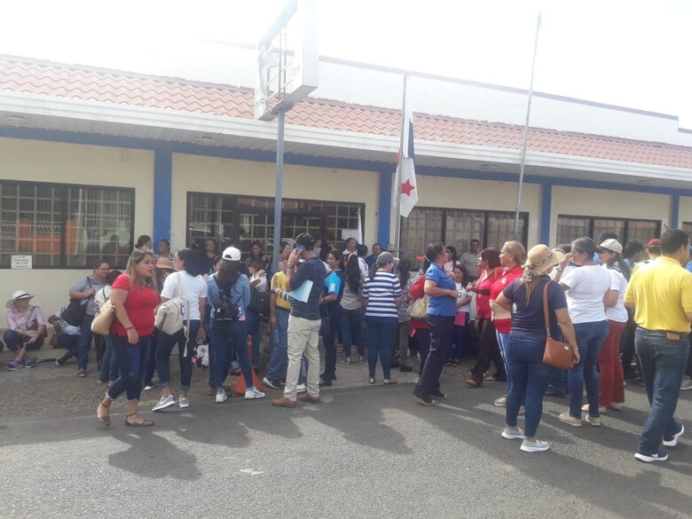 Docentes del colegio Padre Segundo Familiar Cano protestan para reclamar nombramientos de personal