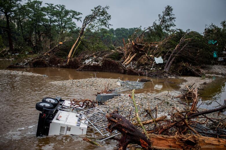 Las inundaciones en Texas dejan más de 80 muertos, entre ellos 28 menores, y decenas de personas siguen desaparecidas