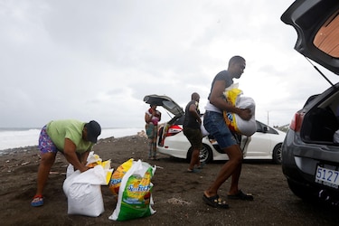 El huracán Melissa de categoría 5 amenaza Jamaica en su avance por el Caribe