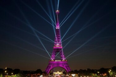 La icónica Torre Eiffel celebra sus 130 años