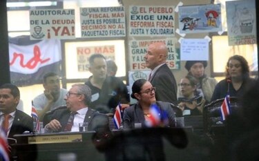 Congreso de Costa Rica vota polémica reforma fiscal en medio de huelga