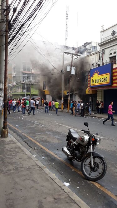 Elecciones en Honduras: Un banco incendiado y comercios saqueados