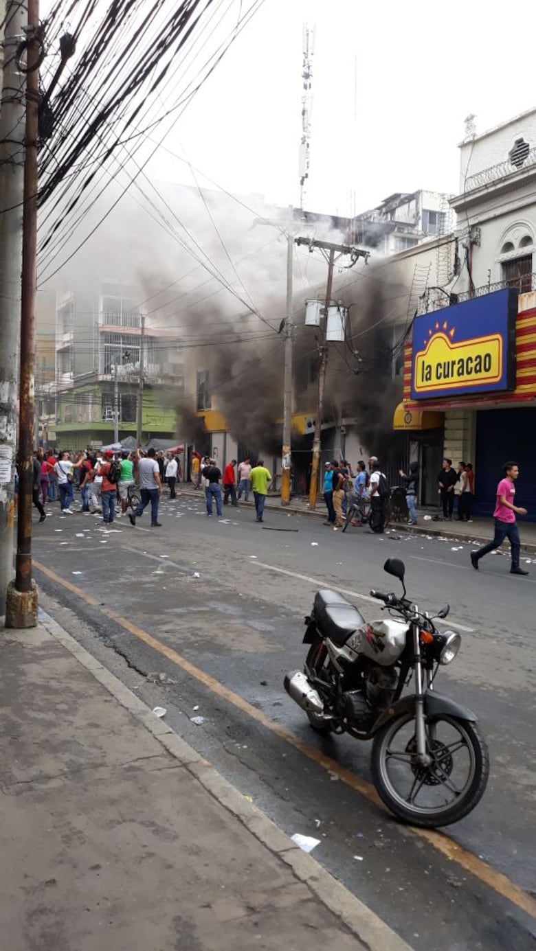 Elecciones en Honduras: Un banco incendiado y comercios saqueados