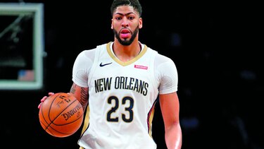 Anthony Davis gana el duelo debajo del tablero