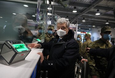 El expresidente Poroshenko regresa a Ucrania pese a riesgo de ser detenido