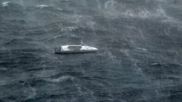 Rescatan a un hombre que pasó días a la deriva en un bote golpeado por un ciclón