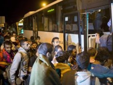 Miles de migrantes llegan a Austria y Alemania