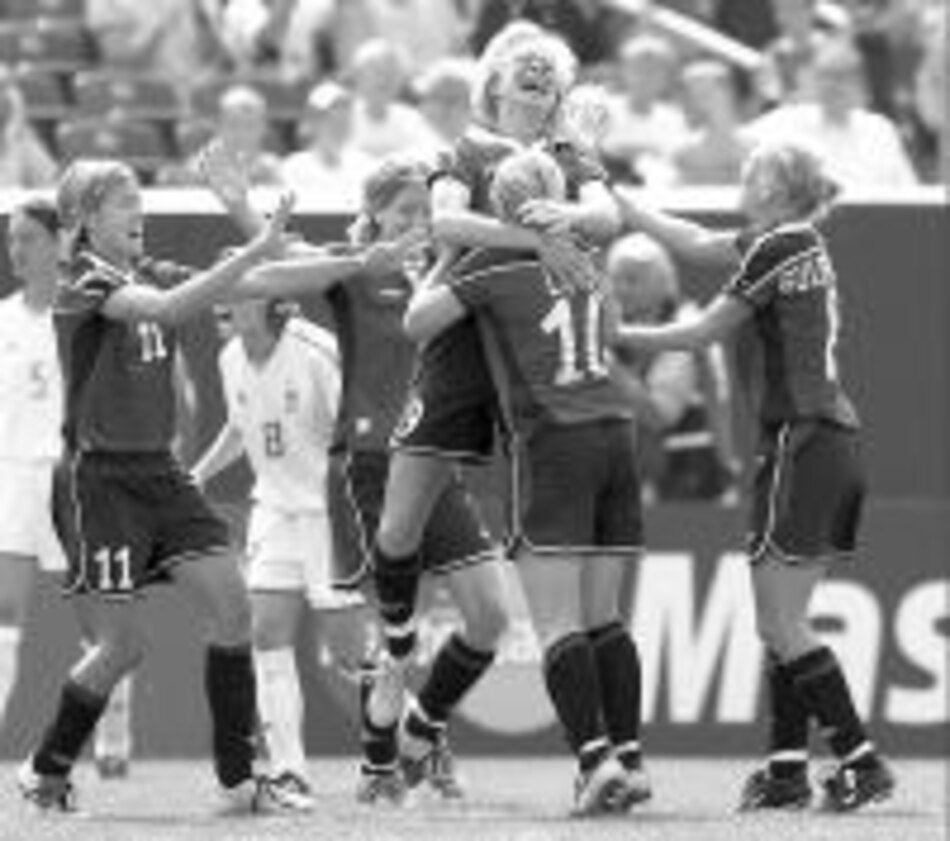 Noruega y Alemania avanzan en fútbol