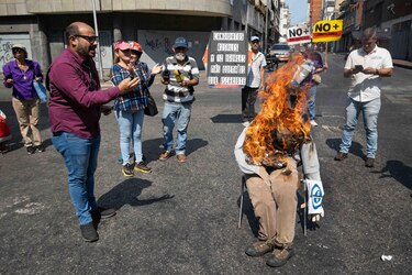 Caraqueños queman figura del candidato antichavista Rosales para recrear muerte de Judas