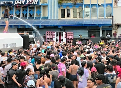 Carnavales 2026: prohíben uso de agua potable para culecos y llaman a la moderación