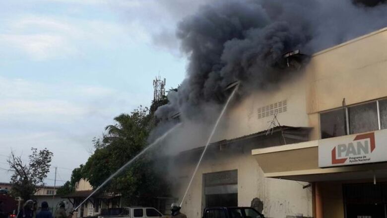 Controlan incendio en Santiago; reubicarán a trabajadores