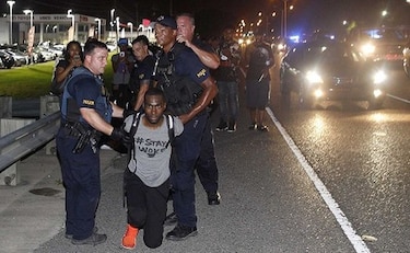 Liberan a activista afroamericano tras protesta en Louisiana