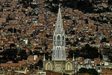 Colombia endurece toque de queda ante aumento de contagios por coronavirus
