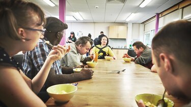 ‘Los padres se saltan comidas para que los niños tengan alimentos’: cómo la pobreza afecta a millones de personas en Reino Unido