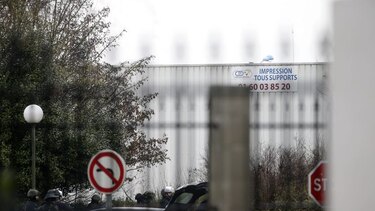 Hombre armado toma rehenes en mercado de París