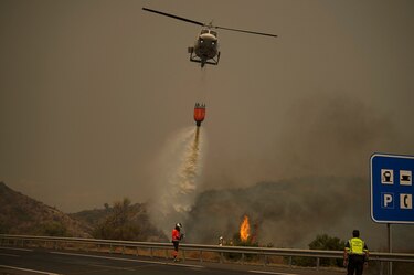 Incendio al sur de España deja un bombero muerto y cientos de evacuados