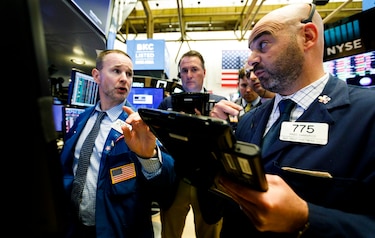 Wall Street empieza la semana en rojo