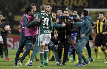 Palmeiras vence a Peñarol, pero el partido termina a golpes