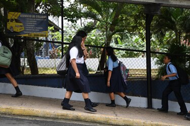 Promesas incumplidas del Meduca: padres denuncian a docentes de paseo mientras sus hijos siguen sin calificaciones