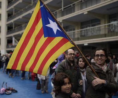 Según cifras preliminares casi 2 millones de catalanes acuden a votar