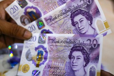 Banco inglés compra deuda para frenar caída de la libra