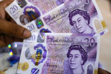 Banco inglés compra deuda para frenar caída de la libra