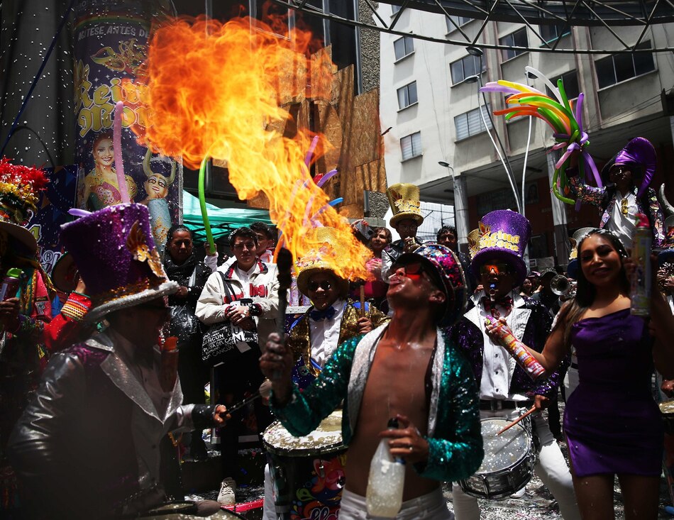 Con bailes, fuego y espuma inician las actividades del Carnaval en La Paz