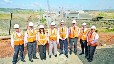 Visitan obras de ampliación del Canal de Panamá