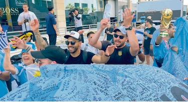 Uruguayos ponen la fiesta celeste a su llegada a Doha