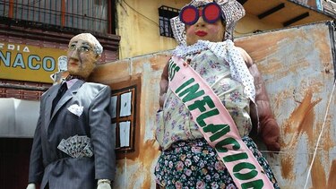 ‘Miss Inflación’, reina de la quema del año viejo